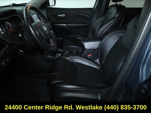 Used 2019 Jeep Cherokee Latitude Plus w/ Cold Weather Group AWD/4WD image 18