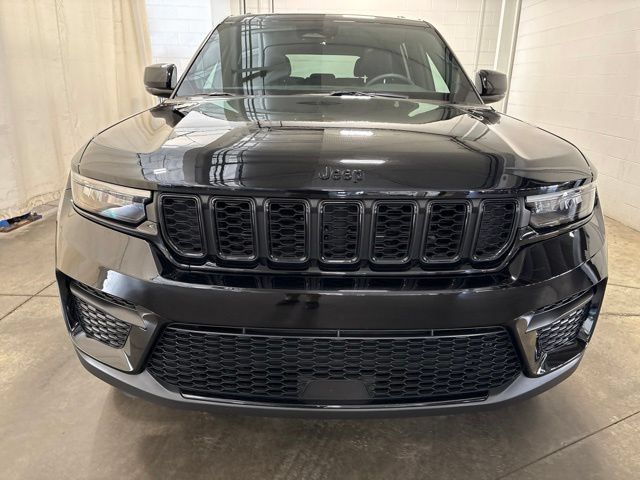 Used 2023 Jeep Grand Cherokee Altitude AWD/4WD image 2