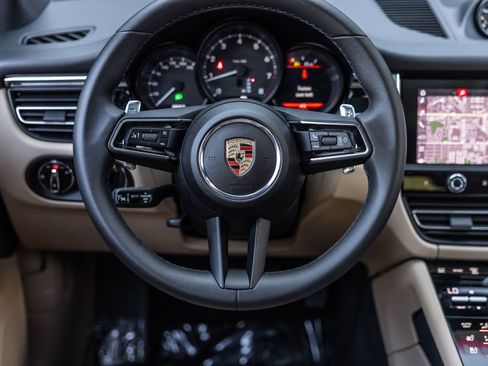 Certified 2025 Porsche Macan image 14