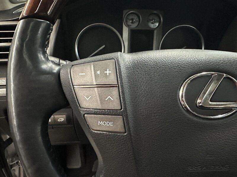 Used 2011 Lexus LX 570 4WD w/ Luxury Pkg image 27