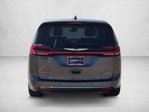 Used 2022 Chrysler Pacifica Touring-L w/ Uconnect Theater Family Group FWD image 6