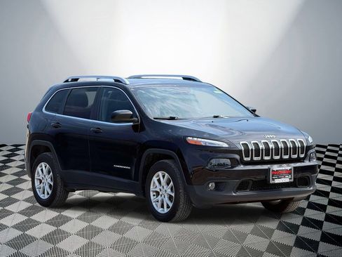 Used 2018 Jeep Cherokee Latitude Plus w/ Cold Weather Group AWD/4WD image 4
