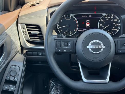 Used 2023 Nissan Rogue SV image 28