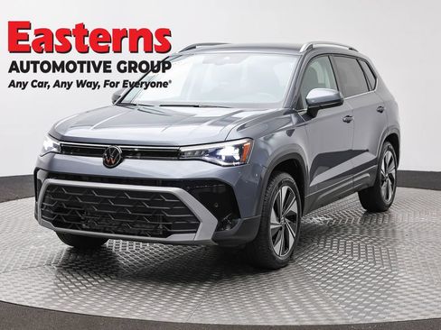 Used 2025 Volkswagen Taos SE AWD/4WD image 1