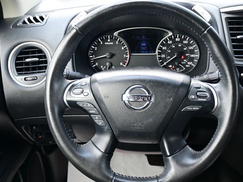 Used 2020 Nissan Pathfinder SV image 20