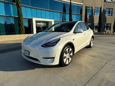 Used 2023 Tesla Model Y Long Range AWD/4WD image 2
