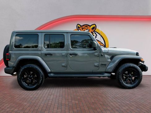 Used 2022 Jeep Wrangler Unlimited Sahara AWD/4WD image 4