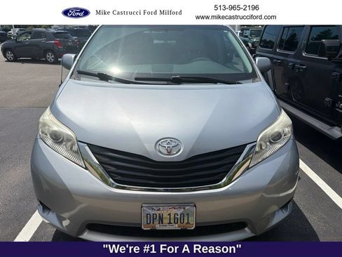Used 2014 Toyota Sienna LE FWD image 2