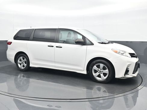 Used 2020 Toyota Sienna L image 8