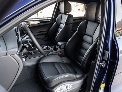 Certified 2026 Porsche Macan AWD/4WD image 5