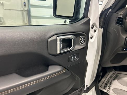 Used 2022 Jeep Wrangler Unlimited Sahara AWD/4WD image 14