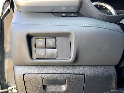 Used 2025 Toyota Highlander LE FWD image 33