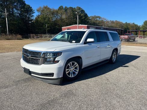 Used 2018 Chevrolet Suburban LT image 2