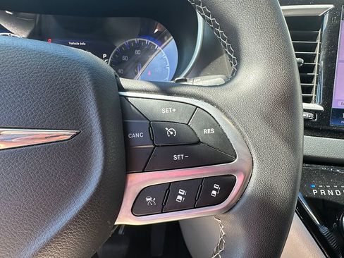 Used 2023 Chrysler Pacifica Touring-L FWD image 19