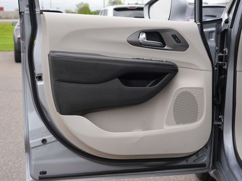 Used 2020 Chrysler Pacifica Touring-L FWD image 14