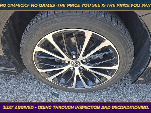 Used 2018 Toyota Camry SE w/ Convenience Package FWD image 9