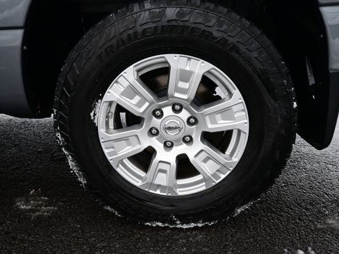 Used 2018 Nissan Titan SV image 12
