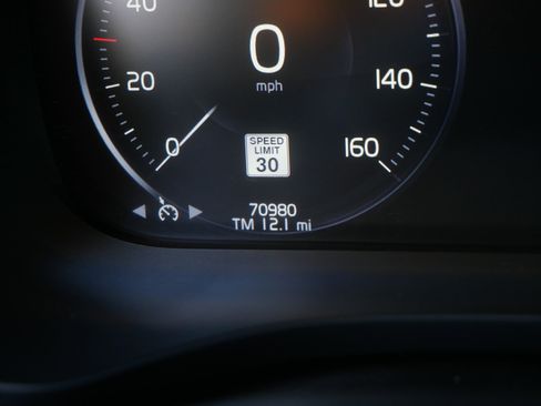 Used 2019 Volvo XC60 T5 Momentum w/ Multimedia Package image 37