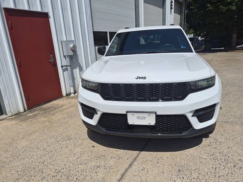 Used 2023 Jeep Grand Cherokee Altitude AWD/4WD image 2