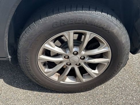 Used 2019 Jeep Cherokee Latitude w/ Popular Appearance Group image 12