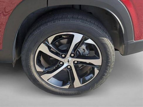 Used 2024 Chevrolet Trax RS w/ Sunroof Package FWD image 7
