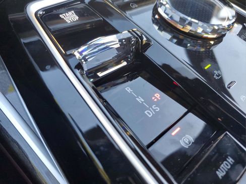 Used 2025 BMW 750e xDrive image 32