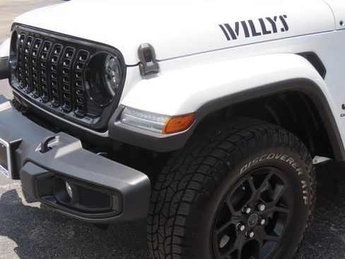Used 2024 Jeep Gladiator Sport AWD/4WD image 3