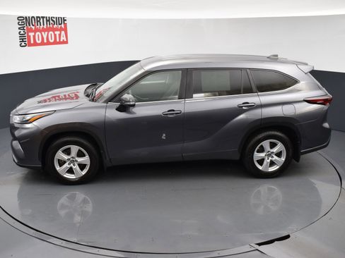 Used 2024 Toyota Highlander LE AWD/4WD image 20