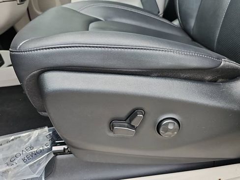 Used 2024 Chrysler Pacifica Limited FWD image 33