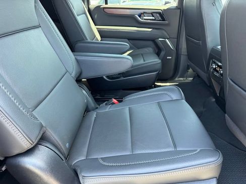 Used 2025 GMC Yukon XL Denali AWD/4WD image 9