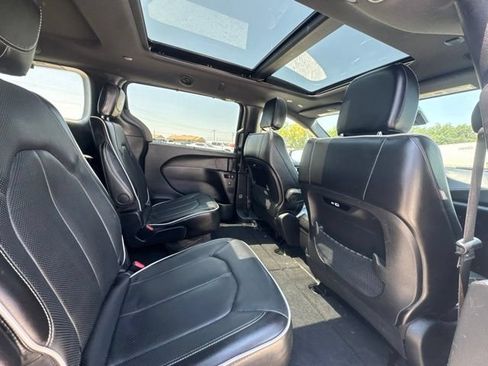 Used 2025 Chrysler Pacifica Limited FWD image 18