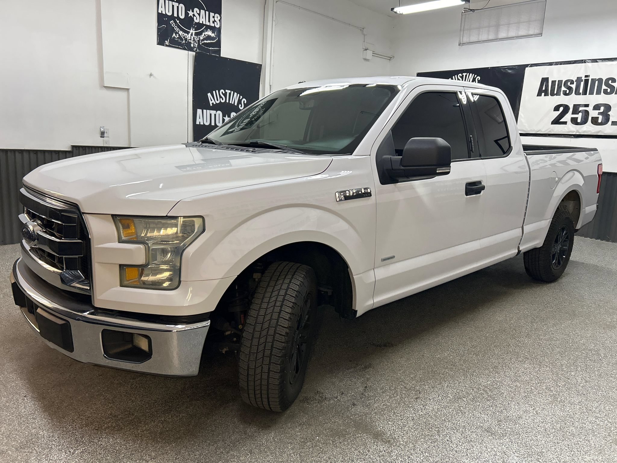 Used 2015 Ford F150 XLT w/ Equipment Group 301A Mid RWD image 3