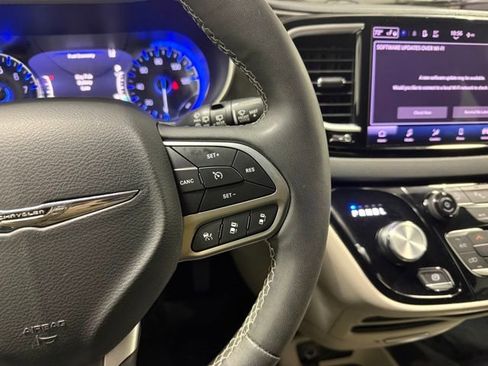 Used 2023 Chrysler Pacifica Touring-L image 16
