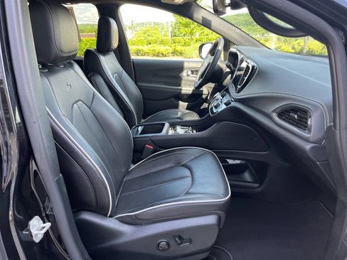 Used 2025 Chrysler Pacifica Limited FWD image 27