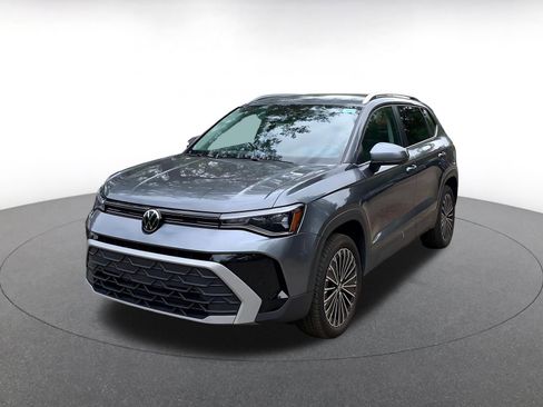 Used 2025 Volkswagen Taos SE image 3