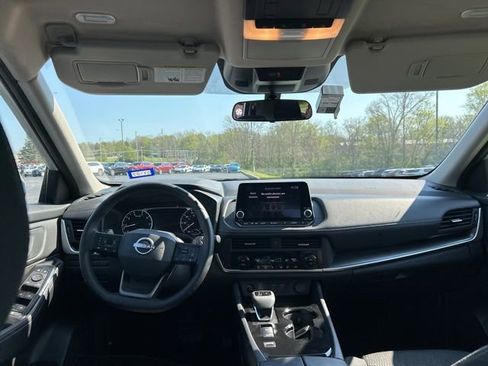 Used 2025 Nissan Rogue SV image 5