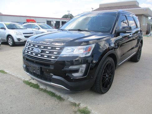 Used 2017 Ford Explorer Limited w/ Equipment Group 301A AWD/4WD image 2