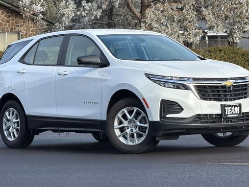 Used 2023 Chevrolet Equinox LS image 2