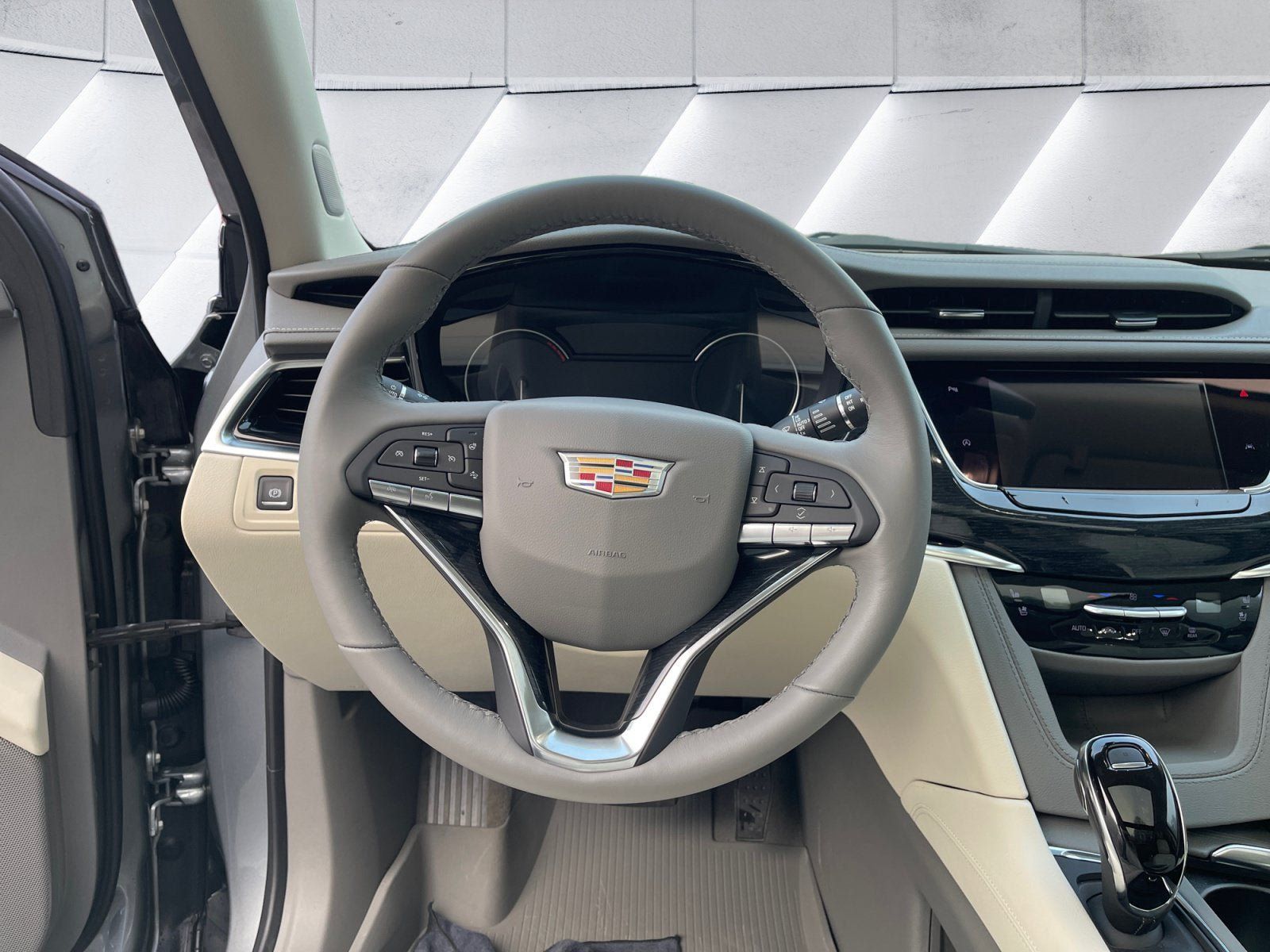 Certified 2025 Cadillac XT6 Premium Luxury w/ LPO, Floor Liner Package AWD/4WD image 13