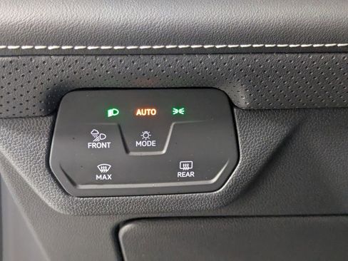 Used 2025 Volkswagen Atlas SE image 13