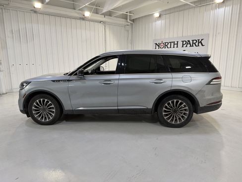 Used 2023 Lincoln Aviator 2WD w/ Premium Package image 2