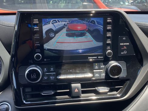 Used 2021 Toyota Highlander LE FWD image 24