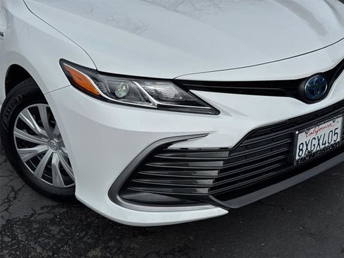 Used 2021 Toyota Camry LE image 3