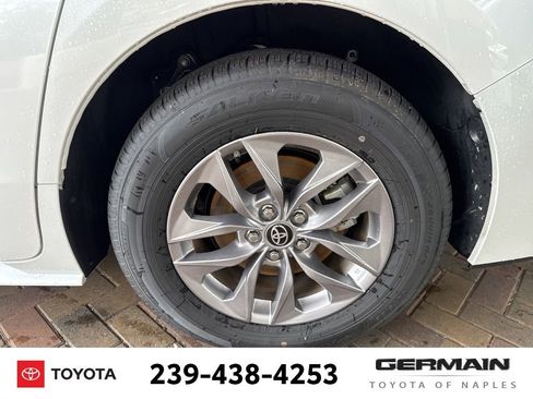 Used 2025 Toyota Sienna XLE image 11