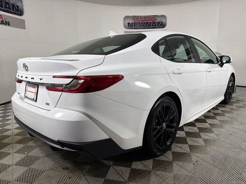 Used 2025 Toyota Camry SE w/ Convenience Package image 3