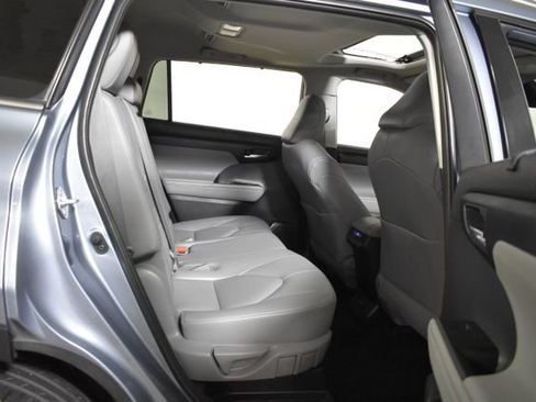 Used 2020 Toyota Highlander XLE AWD/4WD image 33
