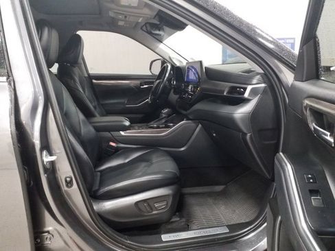 Used 2023 Toyota Highlander Limited image 17
