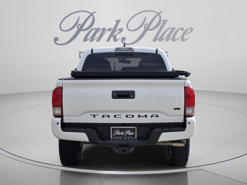 Used 2017 Toyota Tacoma TRD Sport AWD/4WD image 4