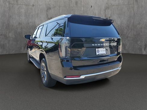 Used 2025 Chevrolet Suburban LT w/ Comfort Package RWD image 4