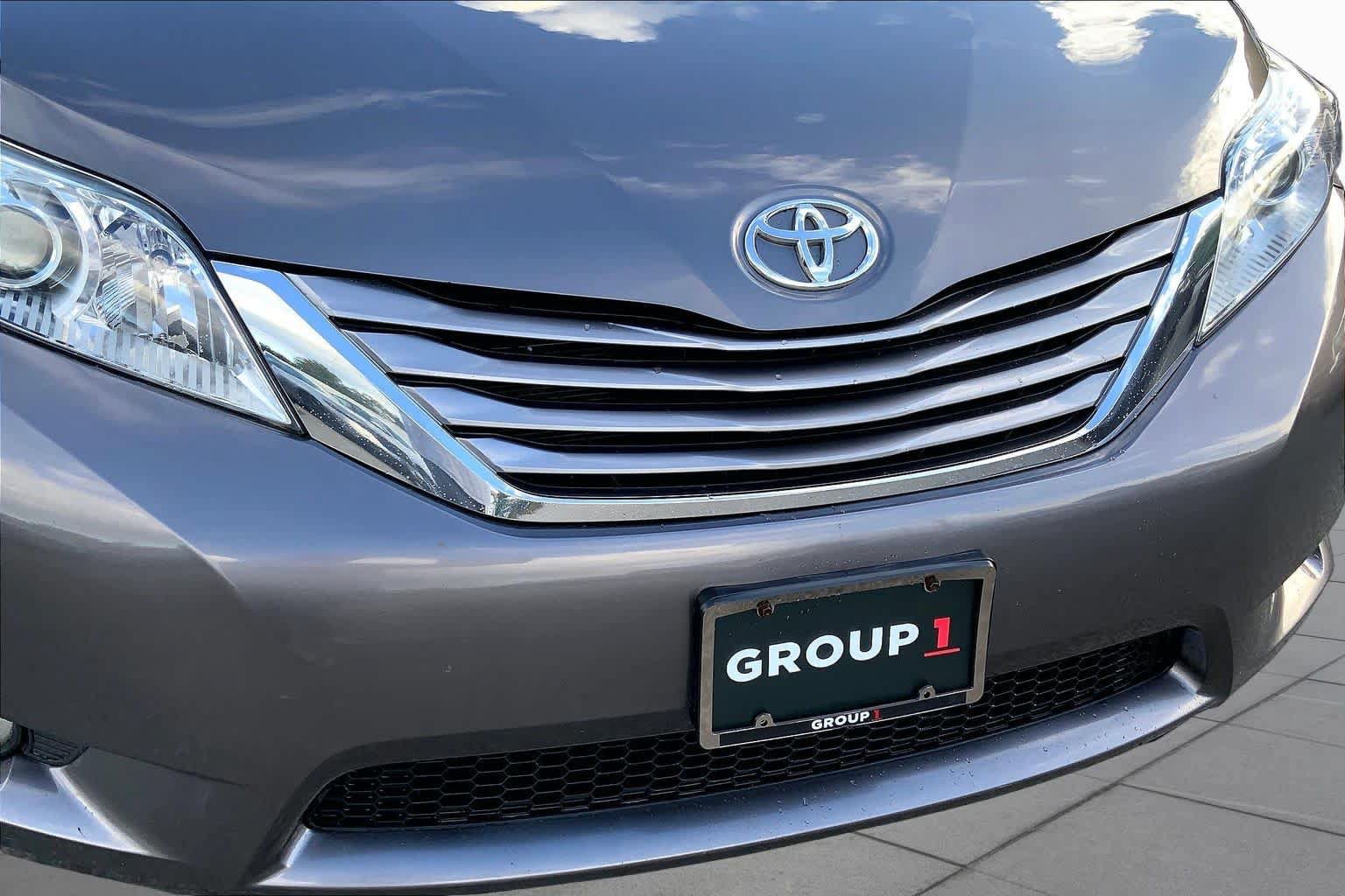 Used 2017 Toyota Sienna XLE Premium AWD/4WD image 32